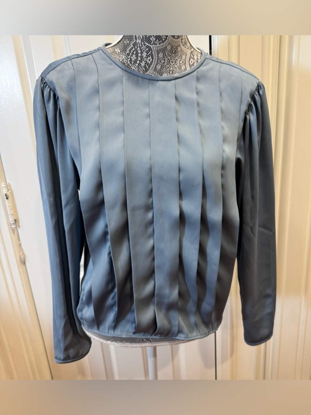 Vintage Pleated Long-Sleeve Women's Blouse in Dusty Blue with Shoulder Pads  10